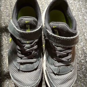 Kids Nike US 13C sneakers